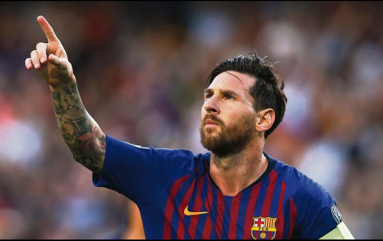 Apunta a lo alto. El astro argentino, en el festejo de uno de sus tres goles ante PSV. AP /