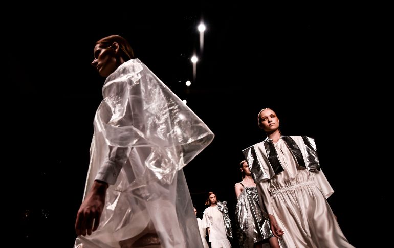Diseños de la casa Alberto Zambelli se presentan en un desfile de moda en Milán, Italia. AFP/M. Bertorello