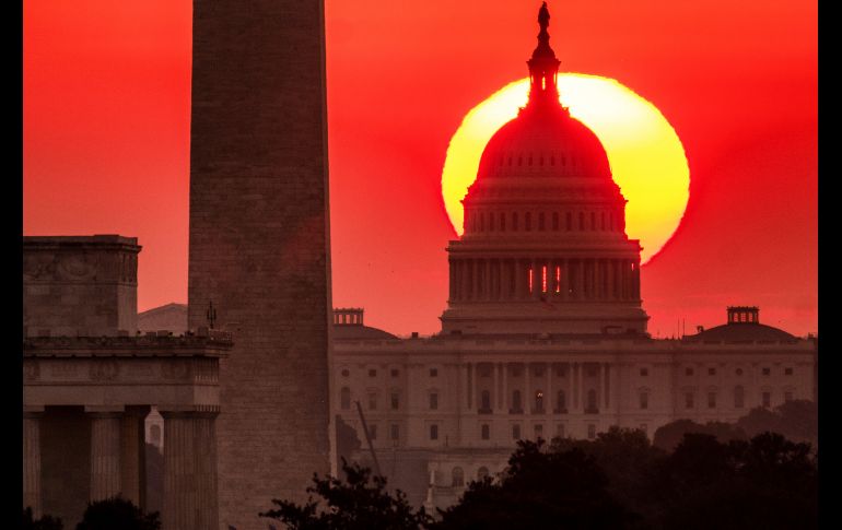 El Sol sale detrás del Capitolio estadounidense en Washington, D.C. AP/J. Ake