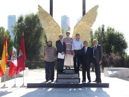 Cuauhtémoc Cárdenas (2-d), luego de participar en la ceremonia en la que se develó la escultura 