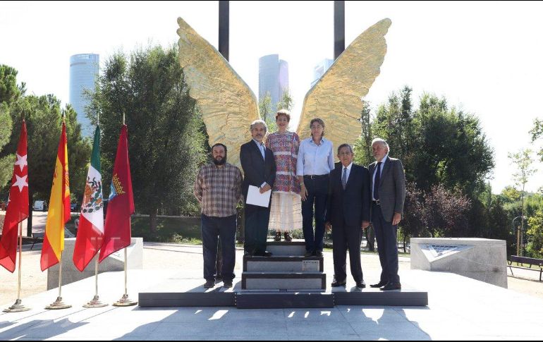 Cuauhtémoc Cárdenas (2-d), luego de participar en la ceremonia en la que se develó la escultura 