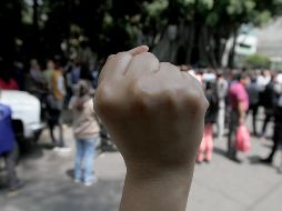Con el puño levantado, miles de personas conmemoraron el primer aniversario del sismo del 19 de septiembre del 2017. NTX / J. Arciga