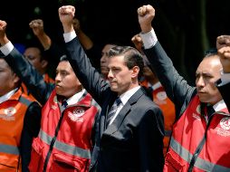 Peña Nieto estuvo acompañado por varios funcionarios. TWITTER/@EPN