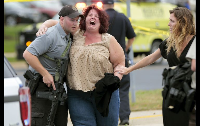 Una mujer es evacuada tras un tiroteo en una empresa de software en Middleton, en el estado de Wisconsin. Cuatro personas resultaron heridas en el tiroteo, mientras el presunto pistolero fue herido y falleció. AP/Wisconsin State Journal/S. Apps