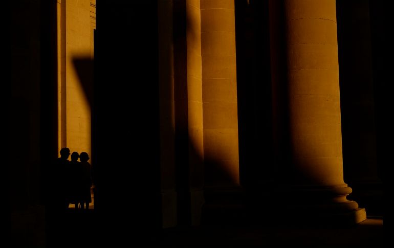 Mujeres están de pie junto a columnas de la catedral de Santa María en Pamplona, España. AP/A. Barrientos
