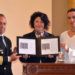 Sepomex lanza estampilla de binomios caninos