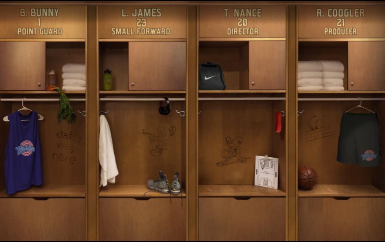 En la imagen se ve el nombre de Lebron en uno de los casilleros, mientras que a su lado está uno con el de Bugs Bunny. FACEBOOK/SpringHill Entertainment