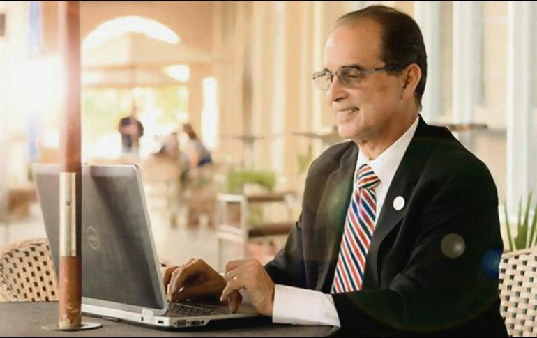 Autor. Frank Suárez presenta el libro ''Metabolismo Ultra Poderoso'', una guía personalizada para reconocer las necesidades alimenticias del cuerpo. FACEBOOK / Frank Suárez