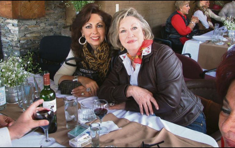 hablar de las herradas animadas con la banda del pueblo, con botanas y comida mexicanísima bajo un techo multicolor de papel de china picado, piñatas y la bandera, la nuestra, ondeando con el viento. ESPECIAL