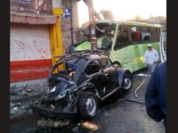 Testigos comentan que presuntamente el transporte público de pasajeros se quedó sin frenos antes de chocar contra cuatro vehículos, subirse a la banqueta y estrellarse contra un poste. ESPECIAL / CDMX_Semovi