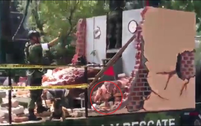 La mano, que simuló estar ensangrentada y bajo los escombros, saludó a los asistentes al desfile. TWITTER