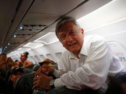 Partidario de la austeridad, López Obrador dice estar preparado para sufrir los apuros del pasajero promedio, como cuando se demora el avión. SUN / Y. Xolalpa