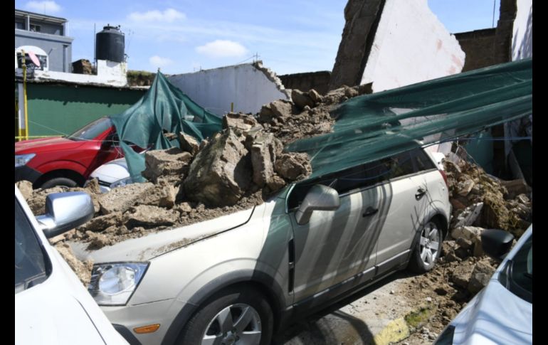 Además, el derrumbe dañó a varios vehículos que estaban estacionados en ambos lados del muro. ESPECIAL/ Bomberos de Jalisco