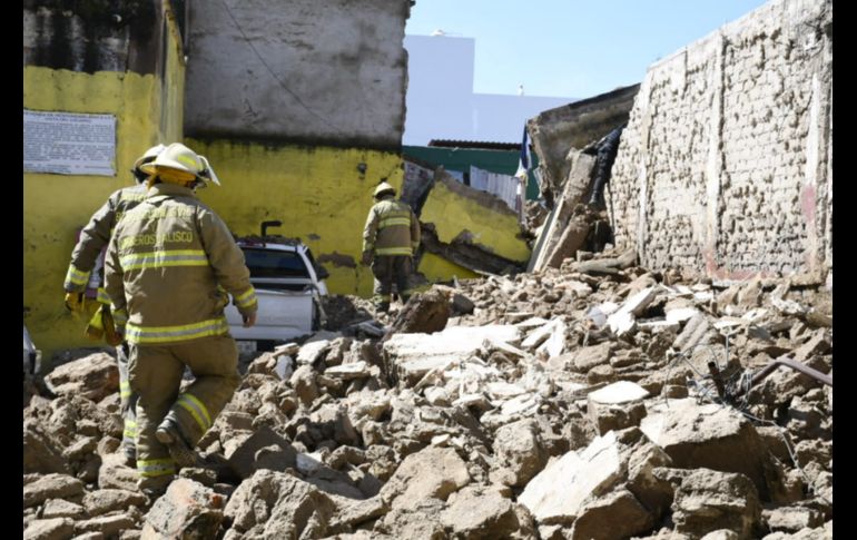 Además, el derrumbe dañó a varios vehículos que estaban estacionados en ambos lados del muro. ESPECIAL/ Bomberos de Jalisco