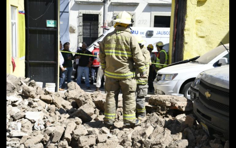 Además, el derrumbe dañó a varios vehículos que estaban estacionados en ambos lados del muro. ESPECIAL/ Bomberos de Jalisco