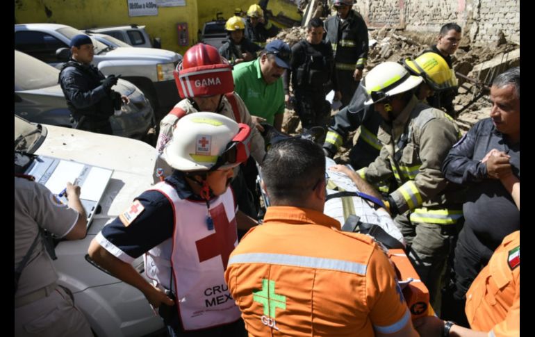 Además, el derrumbe dañó a varios vehículos que estaban estacionados en ambos lados del muro. ESPECIAL/ Bomberos de Jalisco