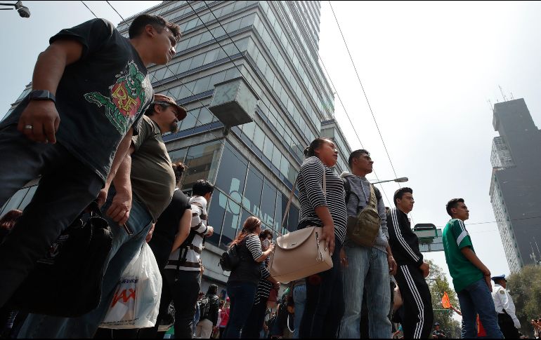 La alerta del 911 ayer se registró una descarga histórica: en un lapso de tres horas se descargó 10 mil veces. EFE/ J. Méndez