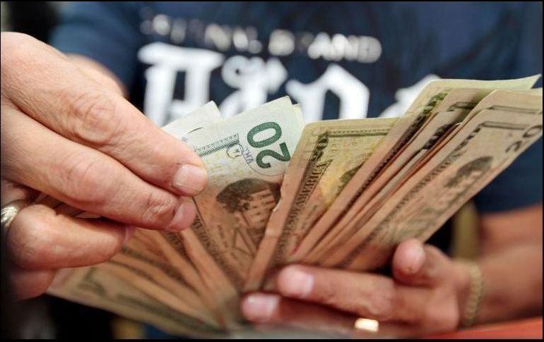 El billete verde se adquirió en un precio mínimo de 17.70 pesos en sucursales bancarias de la Ciudad de México. EL INFORMADOR / ARCHIVO