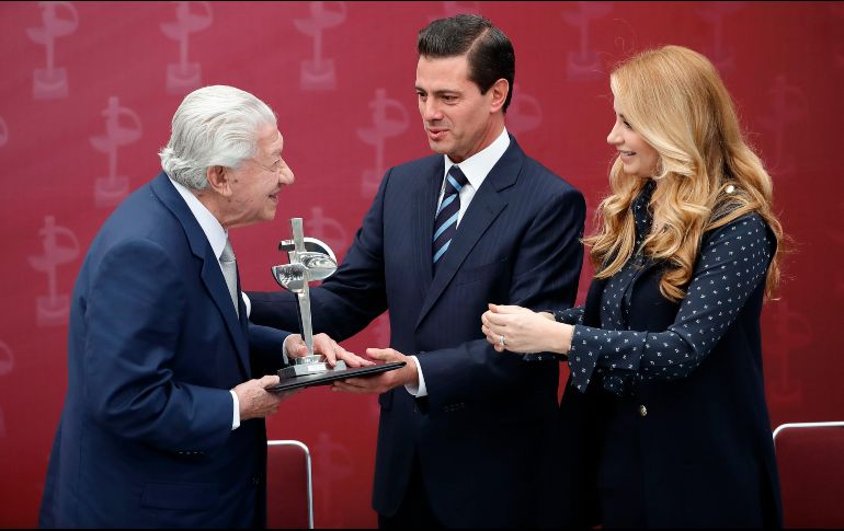 Peña Nieto reconoció a López Tarso por su amplia trayectoria cinematográfica. EFE / J. Méndez