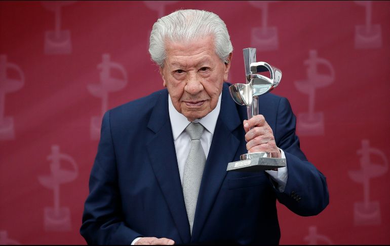 Peña Nieto reconoció a López Tarso por su amplia trayectoria cinematográfica. EFE / J. Méndez