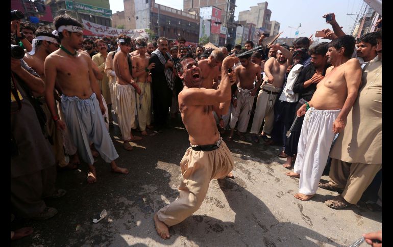 Musulmanes chiíes se autoflagelan durante una procesión por el Día de Ashura en Peshawar, Pakistán. La Ashura conmemora la muerte del imán Husein, nieto del profeta Mahoma, que falleció en la batalla de Kerbala a manos del califa Yazid I, un hecho que marca el comienzo del cisma entre chiíes y suníes, las dos ramas principales del islam. EFE/ A. Arbab
