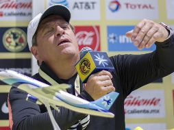 Miguel Herrera se molestó con los reporteros que le preguntaban sobre el tema de las patadas de Marchesín al novato Arturo Sánchez, la semana pasada; y la de Bruno Valdez a Diego Láinez, apenas el jueves. MEXSPORT/V. León