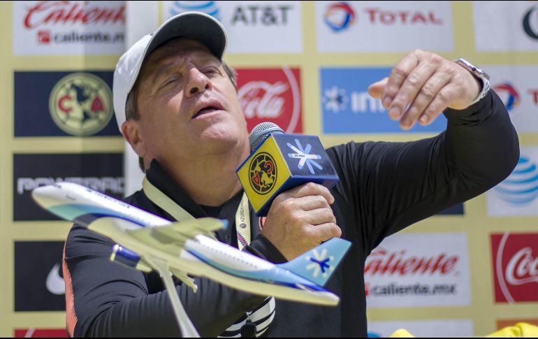 Miguel Herrera se molestó con los reporteros que le preguntaban sobre el tema de las patadas de Marchesín al novato Arturo Sánchez, la semana pasada; y la de Bruno Valdez a Diego Láinez, apenas el jueves. MEXSPORT/V. León