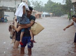Se recibirán cobijas, ropa, impermeables, botas para lluvia, productos enlatados, frijo, arroz, sopa de pasta, aceite, atún, leche en polvo, papel higiénico, jabón, toallas sanitarias, pañales, cepillos y pasta dental en apoyo a los damnificados. EFE / J. Cruz