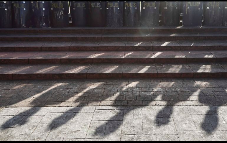 Agentes de policía vigilan una manifestación convocada para recordar a las víctimas de la ley marcial y en contra del presidente filipino, Rodrigo Duterte, en Manila, Filipinas. EFE/ R. Dela Pena
