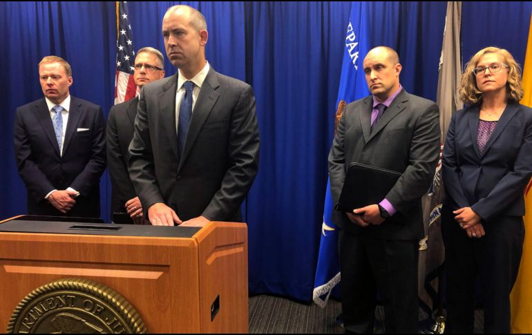 El abogado estadounidense John Anderson, en el podio central, habla sobre la investigación del sacerdote católico fugitivo durante una conferencia de prensa. AP/M. Hudetz