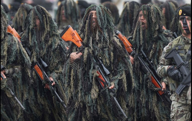 Integrantes de operaciones especiales del Ejército peruano marchan en Lima, en un desfile por el aniversario de las Fuerzas Armadas. AP/M. Mejía