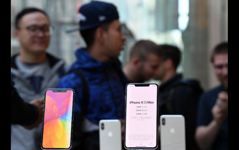El iPhone Xs tiene una pantalla de 14.7 cm que cubre casi la totalidad de la pantalla, de un cristal ultra resistente, bordes de acero y una cámara súper avanzada de doble lente. Mientas el Xs Max tiene una gran pantalla de 16.5 cm. AFP/S. Khan