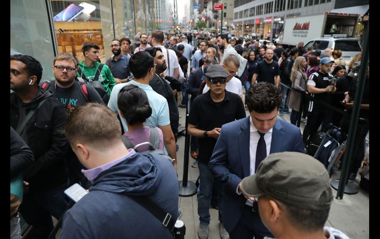Consumidores hacen fila en una tienda de Apple en Nueva York, Estados Unidos. Apple lanzó hoy en varios países las versiones iPhone de gama muy alta: Xs y Xs Max,