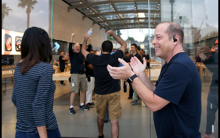 Trabajadores de una tienda en Houston, Texas, reciben a los primeros clientes del día.