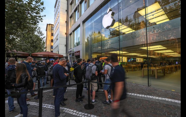 Clientes hacen cola en Fráncfort, Alemania.