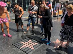 Varios turistas se congregaron en torno a la estrella para tomarle fotografías. ESPECIAL