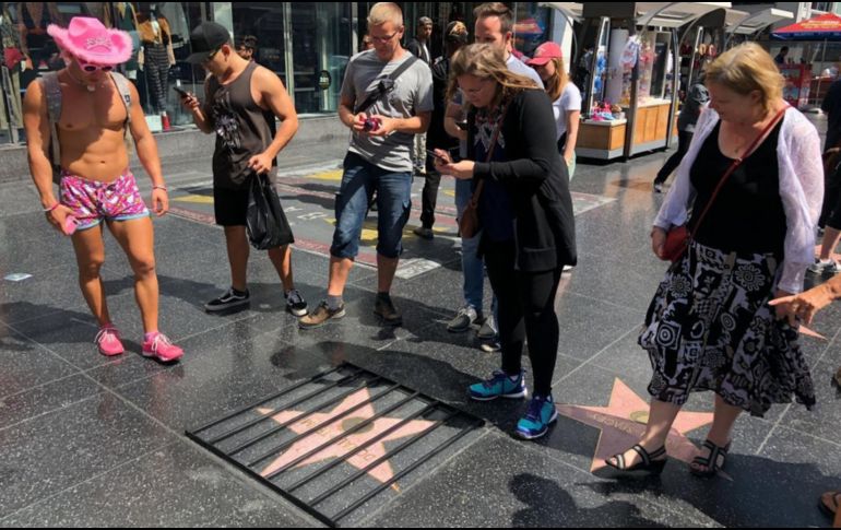 Varios turistas se congregaron en torno a la estrella para tomarle fotografías. ESPECIAL