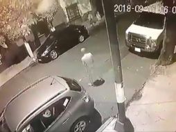 En el video se aprecia al hombre corriendo desnudo tras una mujer en la calle Juárez, colonia San Álvaro. ESPECIAL