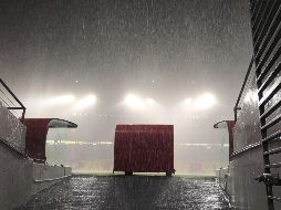Diversos rayos y truenos aparecieron, por lo que también se vio disminuida la luz artificial del inmueble. MEXSPORT/O. Martínez