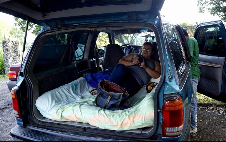 Algunas personas hacen guardia en gasolineras para comprar combustible. AFP/O. Duque