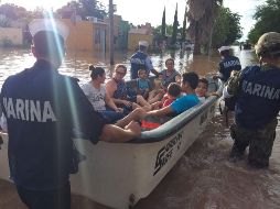 Elementos de la Secretaría de Marina Armada de México auxilian en la evacuación de civiles. NOTIMEX