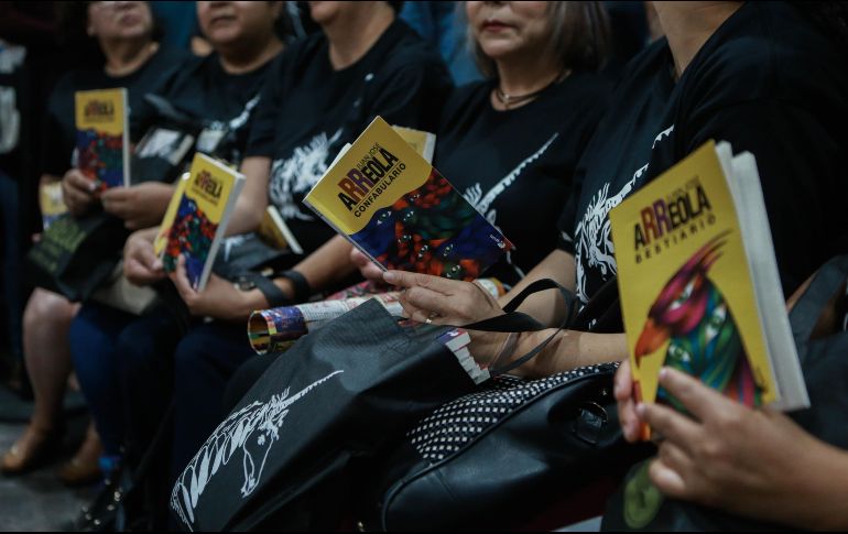 Mediadores. El Programa Nacional de Salas de Lectura incitó a los transeúntes a leer en voz alta. EL INFORMADOR/G. Gallo