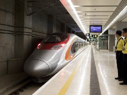 La ruta transportará en promedio unos 800 mil pasajeros diariamente entre Hong Kong y la provincia china de Guangdong; tardó ocho años en construirse y costó más de 10 mil millones de dólares. EFE / G. Macrchi