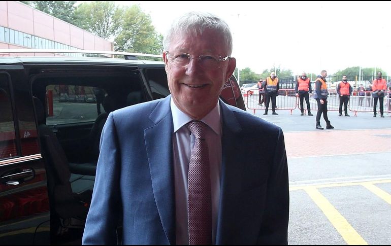 El ManU publicó en Twitter una foto del ex técnico de 76 años en las cercanías del estadio y pidió a los aficionados llegar con adelanto para participar en la ceremonia en homenaje a Ferguson. TWITTER / @ManUtd
