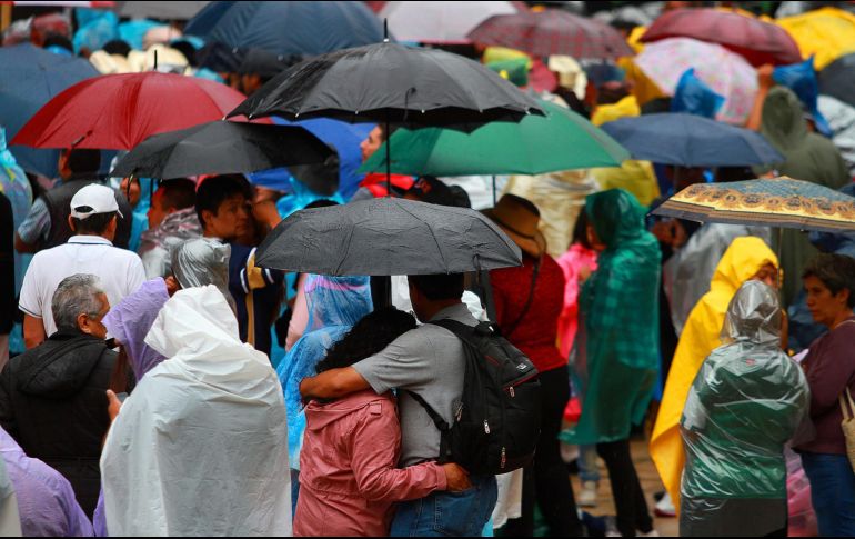 El organismo destaca que las zonas de tormentas pueden estar acompañadas de relámpagos y fuertes ráfagas de viento, así como tener condiciones para la posible formación de torbellinos o tornados. NTX / ARCHIVO