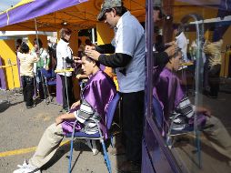 Cientos de personas acudieron a donar su cabello o dinero para los pequeños con cáncer. EL INFORMADOR/ARCHIVO