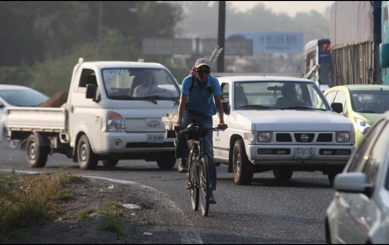 Calculan que cada automóvil privado puede requerir de ocho a más 16 metros cuadrados, y en muchos de sus viajes sólo lleva a una sola persona. EL INFORMADOR/ARCHIVO