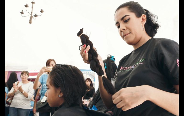Isis Wong y su hija Valentina participaron en el evento “Mi Amigo Sin Pelo” que el Centro de Apoyo a Niños con Cáncer (Canica) A.C. llevó a cabo en Plaza del Sol con el objetivo de ayudar a los menores que padecen esta enfermedad. EL INFORMADOR • A. Camacho