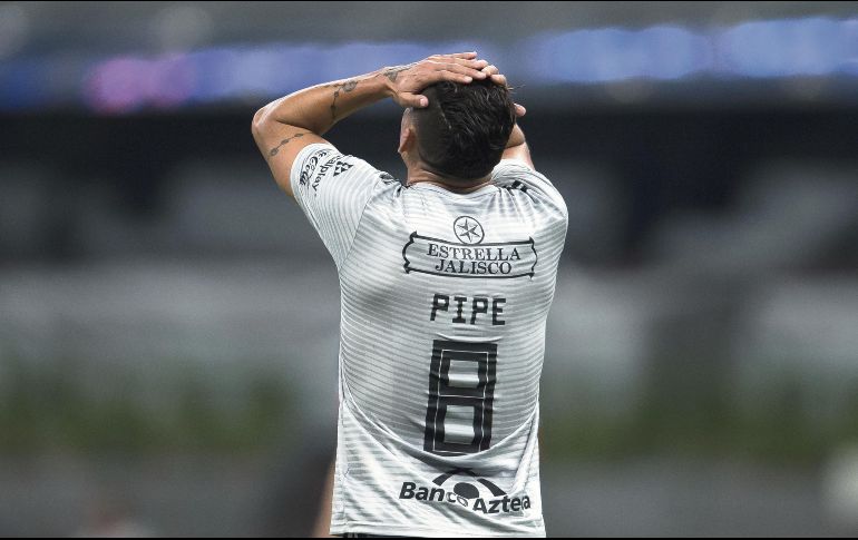 Andrés Andrade se lamenta después de que el Atlas sumara ayer su octava derrota del torneo, tras caer ante La Máquina del Cruz Azul en la cancha del Azteca. MEXSPORT