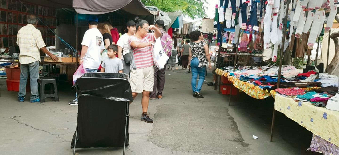 La instalación de tripiés para recolectar la basura es una de las particularidades de los llamados tianguis modelo. ESPECIAL
